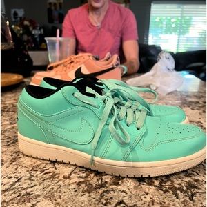 Nike Air Jordans men’s size 9 Tiffany blue slightly used